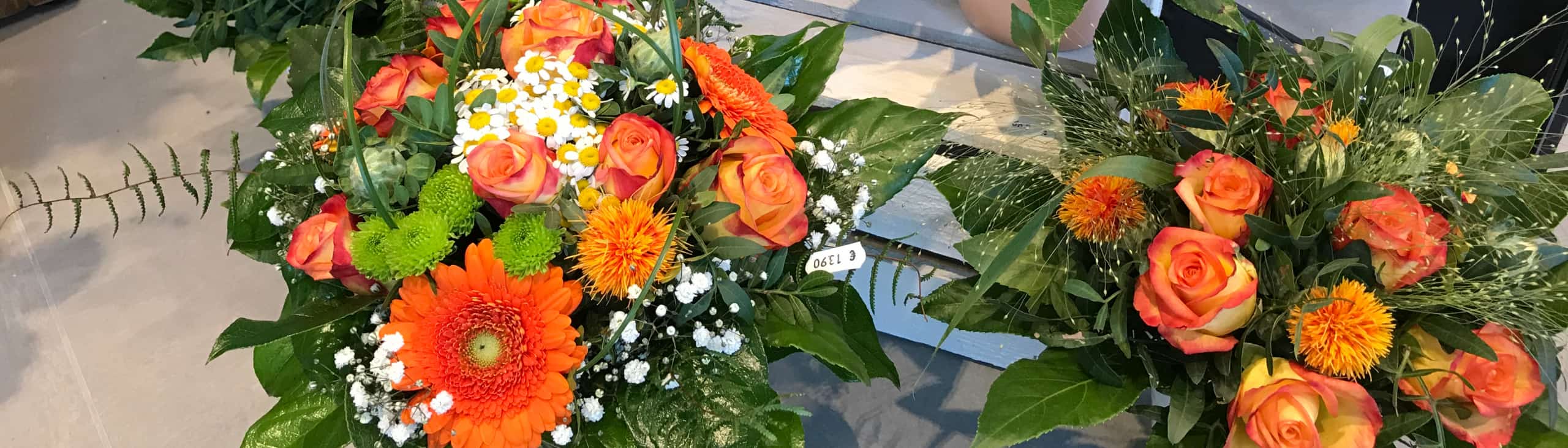 Fünf verschieden gebundene Blumensträuße in orange Tönen