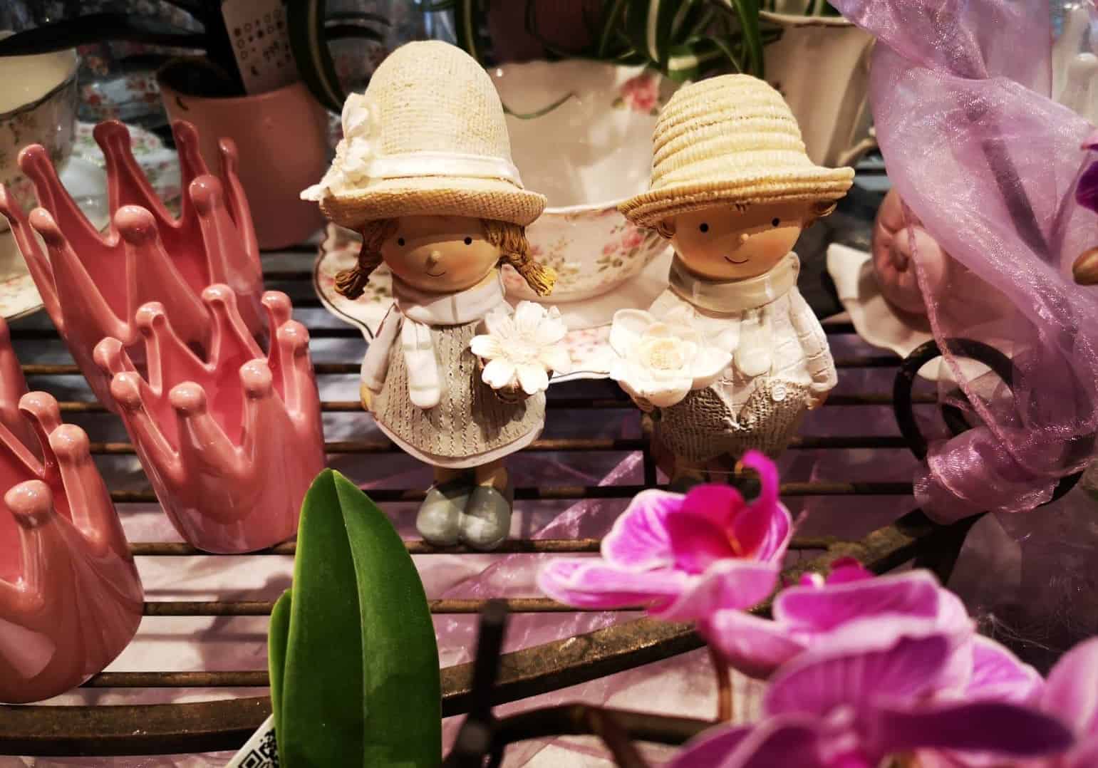Zwei kleine Dekofiguren mit Hüten