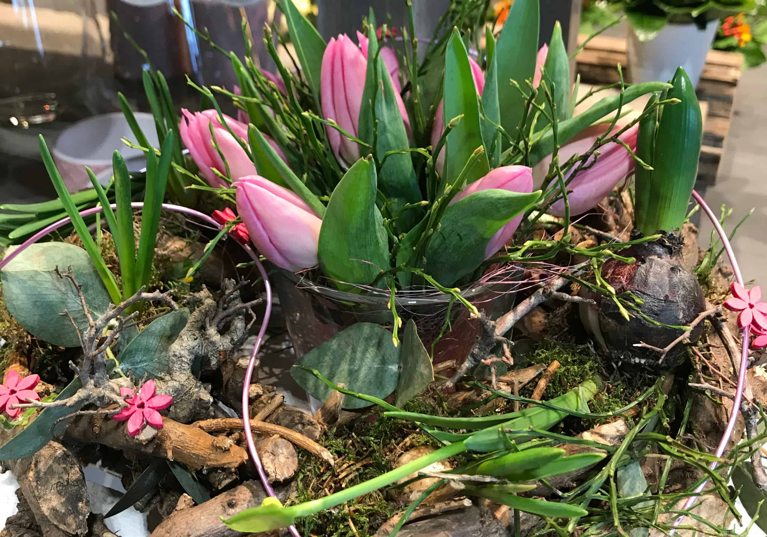 Ein frühlinghaftes Gesteck mit pinken Tulpen